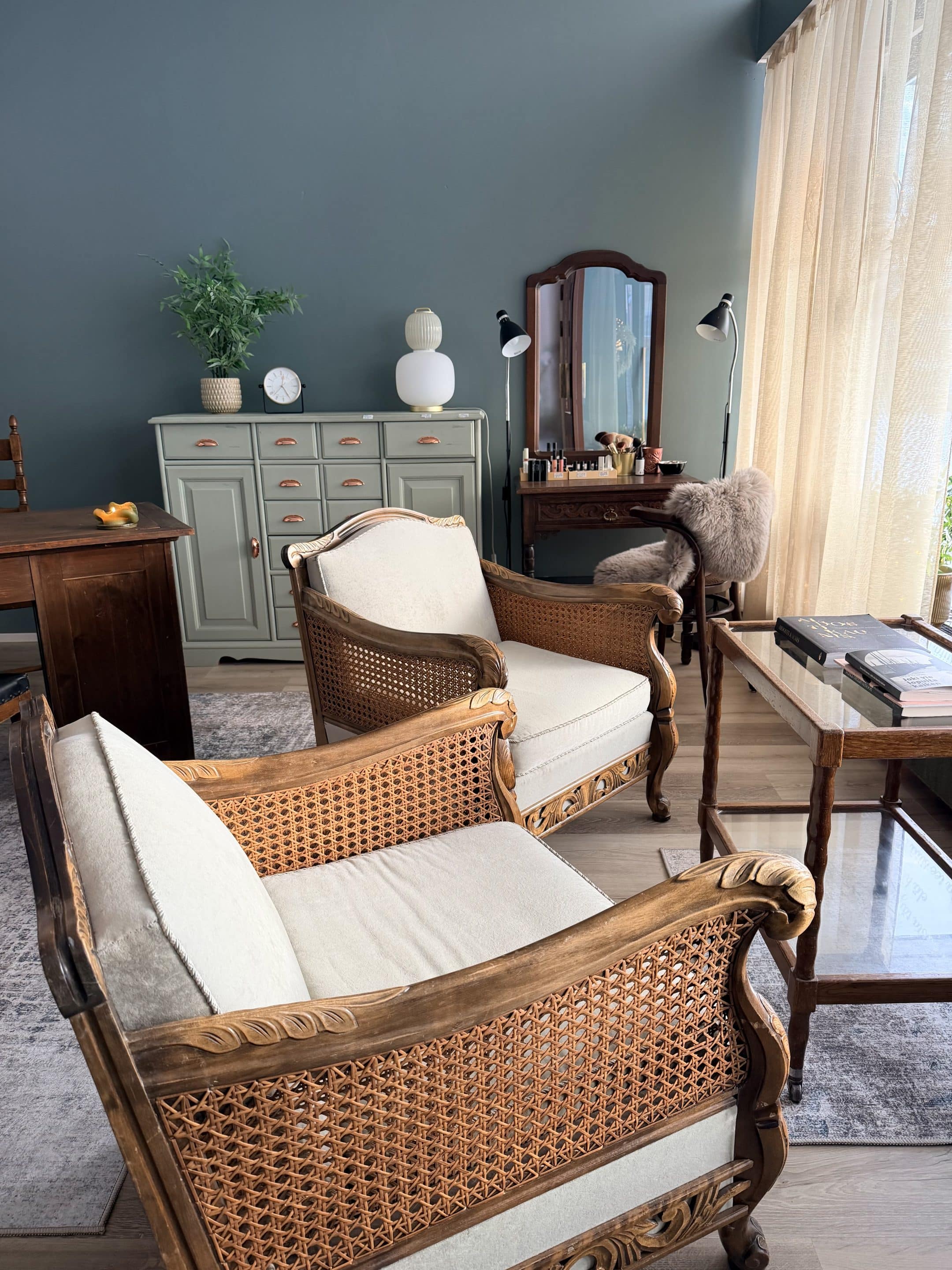 Trendikkaasti mustaa varia ja puuta kayttean sisustettu keittio.